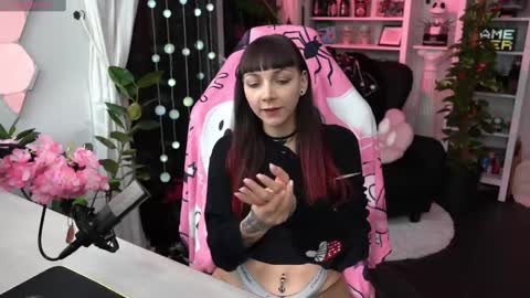 Snapshot of leahobscure chatting on February 6, 2025, 8:56 pm Leah online show from February 6, 2025, 8:56 pm