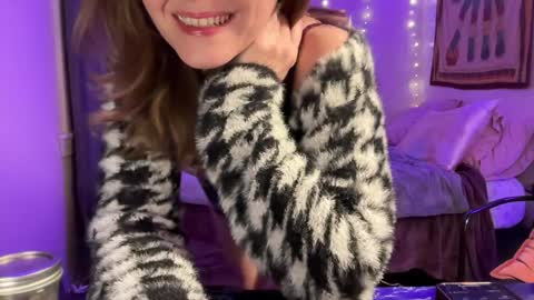 Snapshot of leahsparkles chatting on December 25, 2024, 5:05 am Leah Sparkles online show from December 25, 2024, 5:05 am