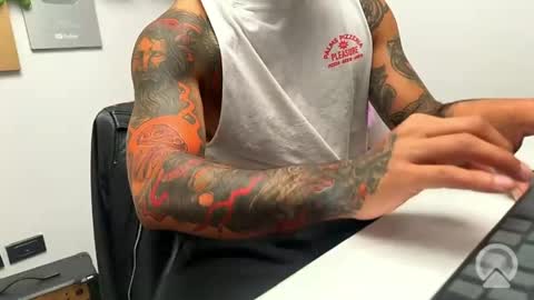 leanfoxink online show from October 28, 2025, 5:04 pm