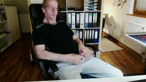 Snapshot of lefti27 chatting on April 24, 2026, 10:34 pm Dave online show from April 24, 2026, 10:34 pm