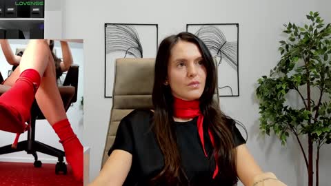 Elle  online show from December 6, 2024, 1:22 pm