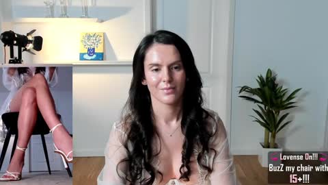 Elle  online show from December 21, 2024, 2:04 pm