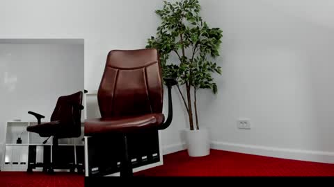 Elle  online show from September 12, 2025, 6:13 am