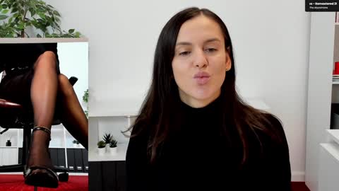 Elle  online show from October 2, 2025, 6:42 am