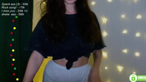 Snapshot of leia_bell chatting on March 8, 2025, 6:16 pm hey Im Leia and I love rock  online show from March 8, 2025, 6:16 pm