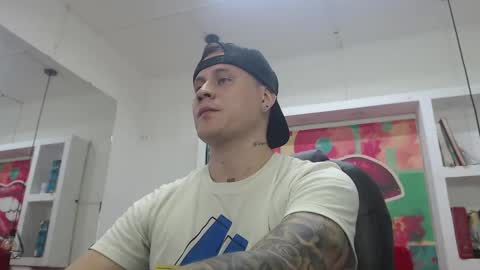 Snapshot of leo_cumming01 chatting on February 18, 2025, 2:06 pm Yesid online show from February 18, 2025, 2:06 pm