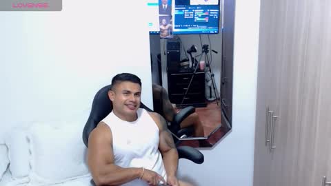 Snapshot of leo_muscleboy chatting on November 12, 2025, 11:14 pm Leo online show from November 12, 2025, 11:14 pm