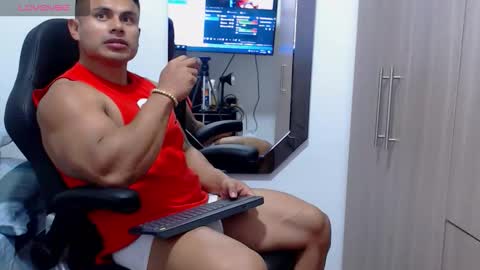 Snapshot of leo_muscleboy chatting on November 21, 2025, 11:36 pm Leo online show from November 21, 2025, 11:36 pm