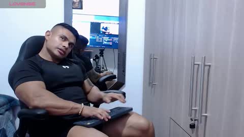 Snapshot of leo_muscleboy chatting on December 4, 2025, 11:24 pm Leo online show from December 4, 2025, 11:24 pm