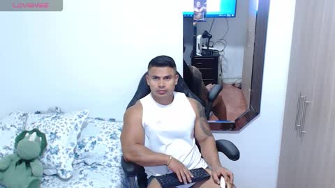 Snapshot of leo_muscleboy chatting on January 7, 2026, 1:02 pm Leo online show from January 7, 2026, 1:02 pm