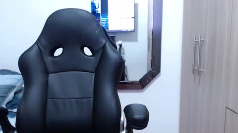 Snapshot of leo_muscleboy chatting on February 11, 2026, 12:48 am Leo online show from February 11, 2026, 12:48 am