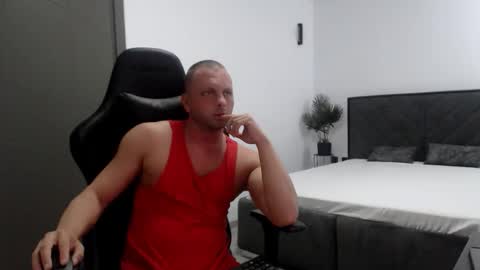 Snapshot of leoknightx chatting on September 29, 2025, 6:35 pm Leo online show from September 29, 2025, 6:35 pm