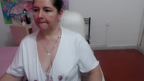 leonela   online show from October 21, 2025, 2:07 pm