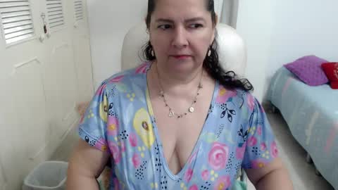 leonela   online show from April 7, 2026, 1:39 am