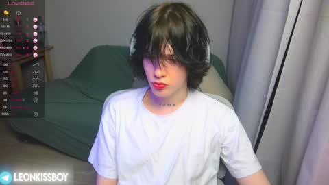 leonkissboy online show from April 6, 2026, 8:43 pm