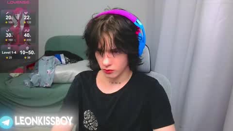 leonkissboy online show from April 15, 2026, 4:14 pm