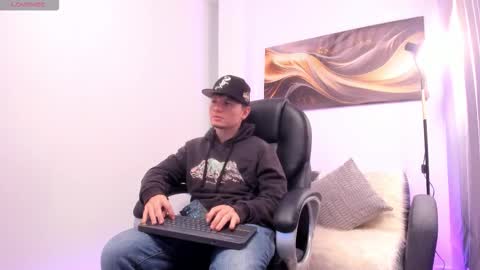 Leo  online show from November 25, 2025, 4:01 am