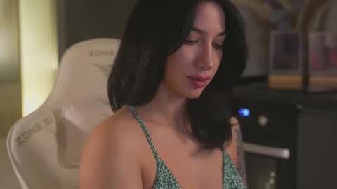 Leora online show from November 10, 2025, 5:34 pm