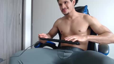 leostorm25 online show from April 22, 2026, 8:43 pm