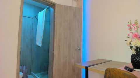 LeslieBush online show from November 21, 2025, 8:18 pm