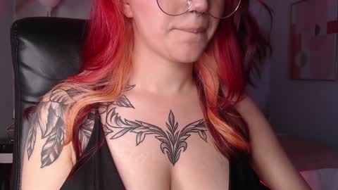 Snapshot of lessboobs_gh chatting on January 12, 2025, 5:54 pm Less  online show from January 12, 2025, 5:54 pm