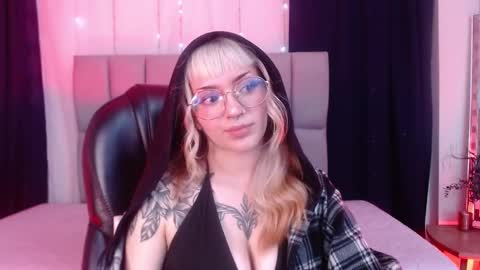 Snapshot of lessboobs_gh chatting on February 5, 2025, 2:59 pm Less  online show from February 5, 2025, 2:59 pm