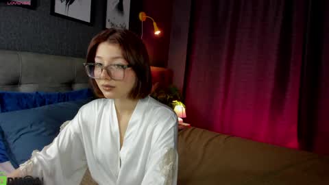 Lessi online show from April 5, 2026, 1:03 am