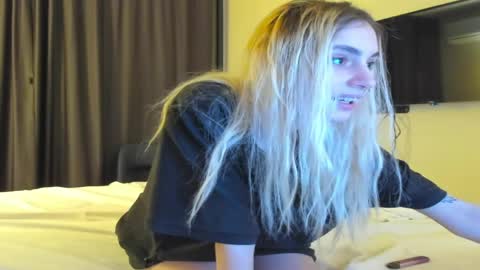 lesyaliss online show from April 6, 2026, 8:21 pm