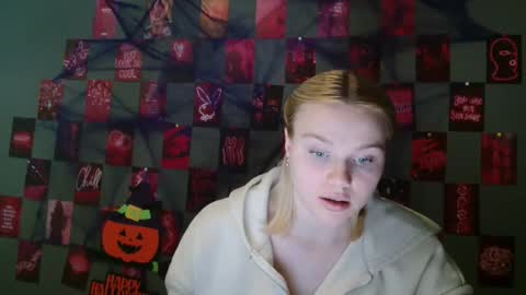 Snapshot of leyla_le chatting on October 15, 2025, 6:57 am Leyla online show from October 15, 2025, 6:57 am