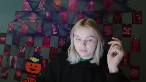 Snapshot of leyla_le chatting on October 28, 2025, 7:34 am Leyla online show from October 28, 2025, 7:34 am