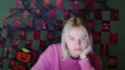 Snapshot of leyla_le chatting on October 29, 2025, 7:21 am Leyla online show from October 29, 2025, 7:21 am