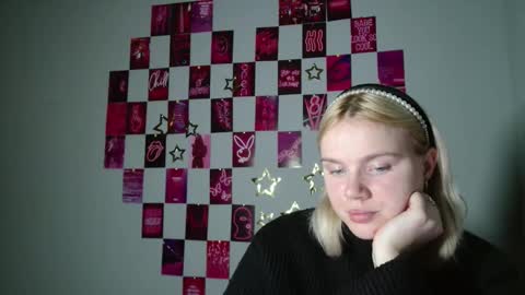 Snapshot of leyla_le chatting on November 6, 2025, 7:09 am Leyla online show from November 6, 2025, 7:09 am