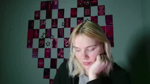 Snapshot of leyla_le chatting on November 12, 2025, 7:09 am Leyla online show from November 12, 2025, 7:09 am