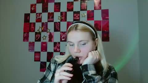 Snapshot of leyla_le chatting on November 19, 2025, 8:25 am Leyla online show from November 19, 2025, 8:25 am