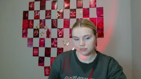 Snapshot of leyla_le chatting on November 24, 2025, 7:52 am Leyla online show from November 24, 2025, 7:52 am