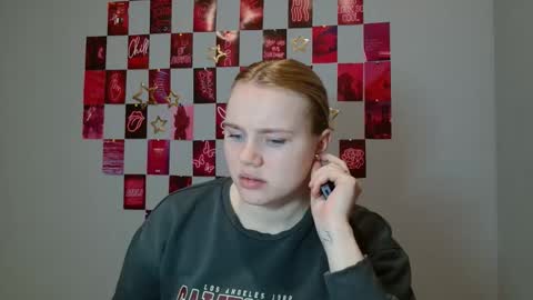 Snapshot of leyla_le chatting on December 5, 2025, 7:06 am Leyla online show from December 5, 2025, 7:06 am