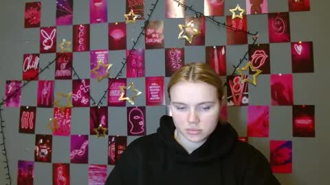 Snapshot of leyla_le chatting on December 19, 2025, 8:10 am Leyla online show from December 19, 2025, 8:10 am