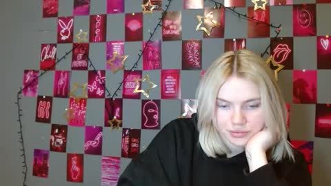 Snapshot of leyla_le chatting on December 20, 2025, 7:15 am Leyla online show from December 20, 2025, 7:15 am