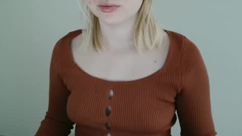 Snapshot of leyla_le chatting on February 26, 2026, 6:34 am Leyla online show from February 26, 2026, 6:34 am