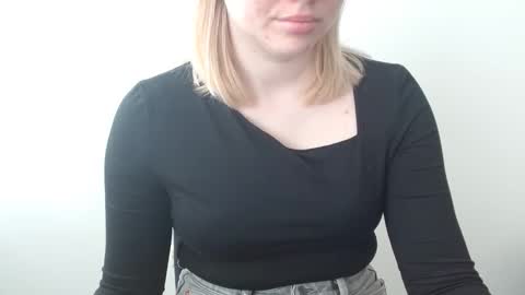 Snapshot of leyla_le chatting on March 3, 2026, 8:09 am Leyla online show from March 3, 2026, 8:09 am