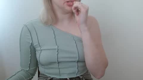 Snapshot of leyla_le chatting on March 23, 2026, 11:14 am Leyla online show from March 23, 2026, 11:14 am