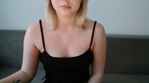 Snapshot of leyla_le chatting on April 5, 2026, 4:48 pm Leyla online show from April 5, 2026, 4:48 pm