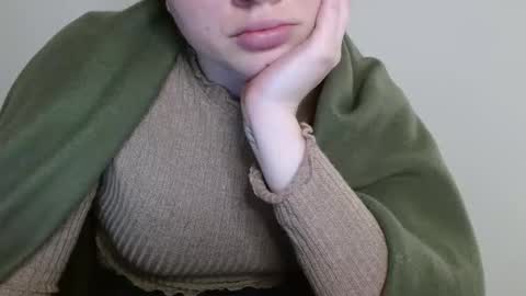 Snapshot of leyla_le chatting on April 14, 2026, 4:40 am Leyla online show from April 14, 2026, 4:40 am