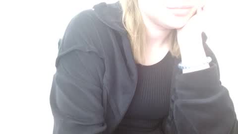Snapshot of leyla_le chatting on May 6, 2026, 5:46 am Leyla online show from May 6, 2026, 5:46 am