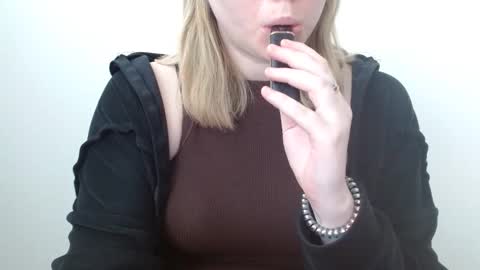 Snapshot of leyla_le chatting on May 20, 2026, 7:03 am Leyla online show from May 20, 2026, 7:03 am
