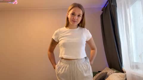 Mia online show from November 25, 2025, 12:27 pm