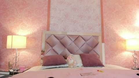 LEZY online show from November 8, 2025, 7:34 pm