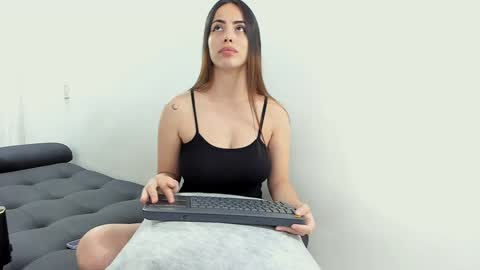 Snapshot of lia_and_felipe chatting on January 13, 2025, 10:45 pm Lia y Felipe --  online show from January 13, 2025, 10:45 pm