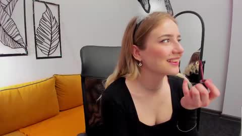 Lia online show from April 21, 2026, 2:15 am