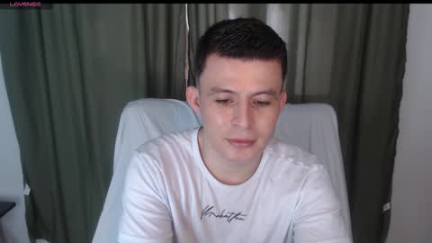 lian_eathan online show from October 28, 2025, 7:49 pm